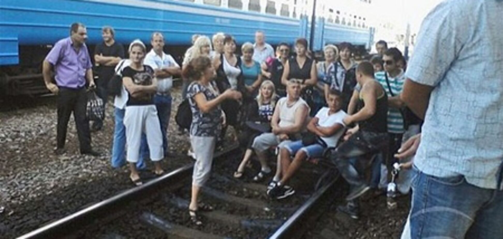 Сидячим протестом в Харькове люди помешали отбытию нового поезда