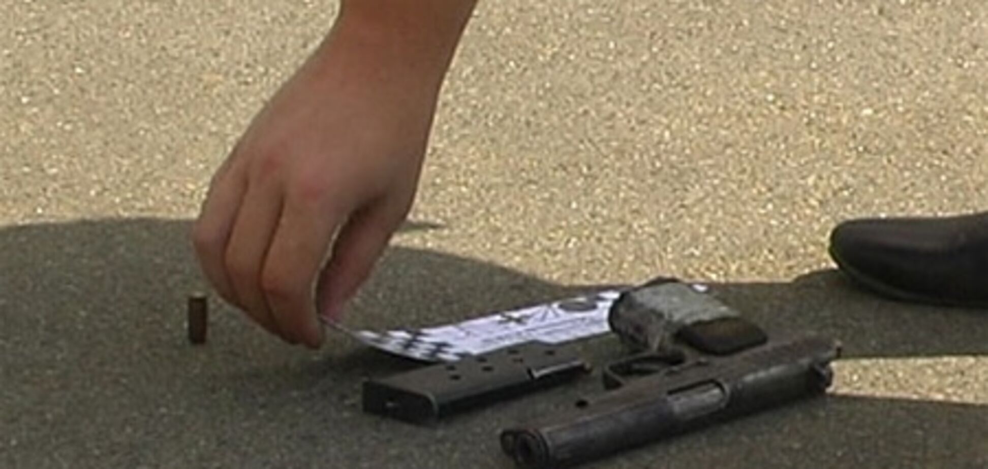 Посетитель паспортного центра в Бортничах стрелял в милиционера