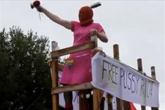 Мер Рейк'явіка проїхав по місту в образі Pussy Riot