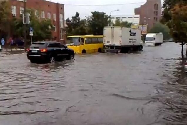 Киев страдает от ливней. На Оболони затопило улицу
