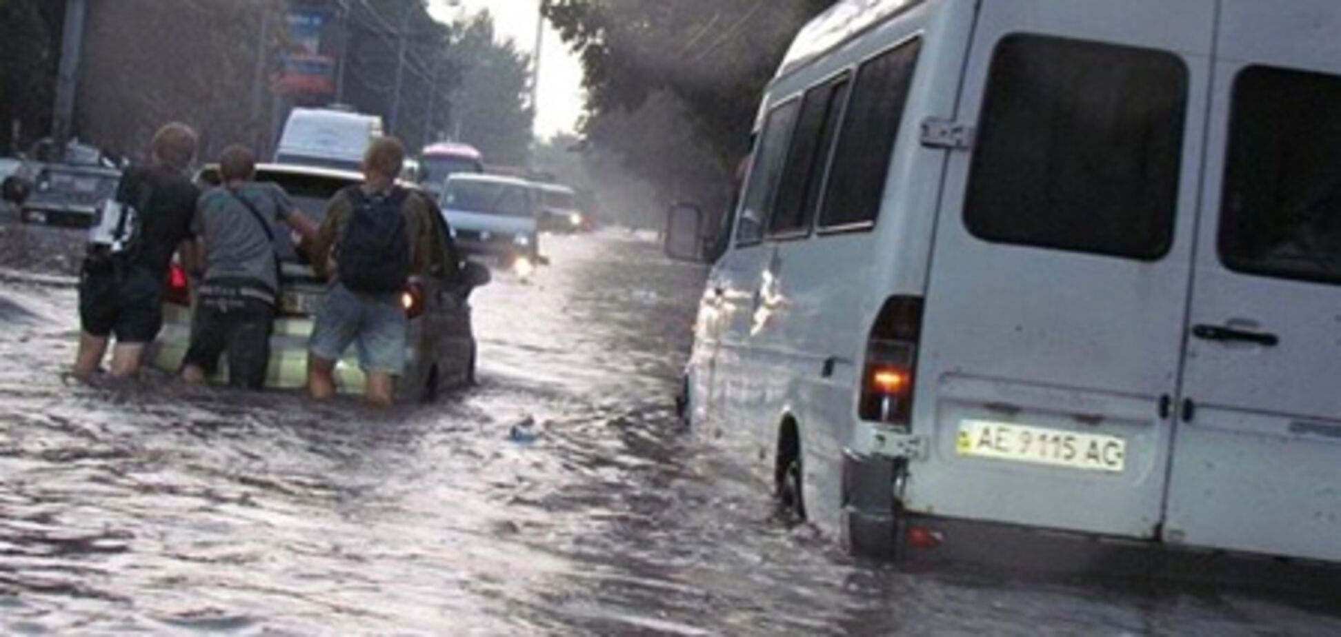 Как тонули автомобили в Днепропетровске. Фото