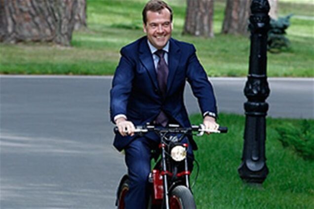 Медведєв заявив: політикам наплювати на Інтернет