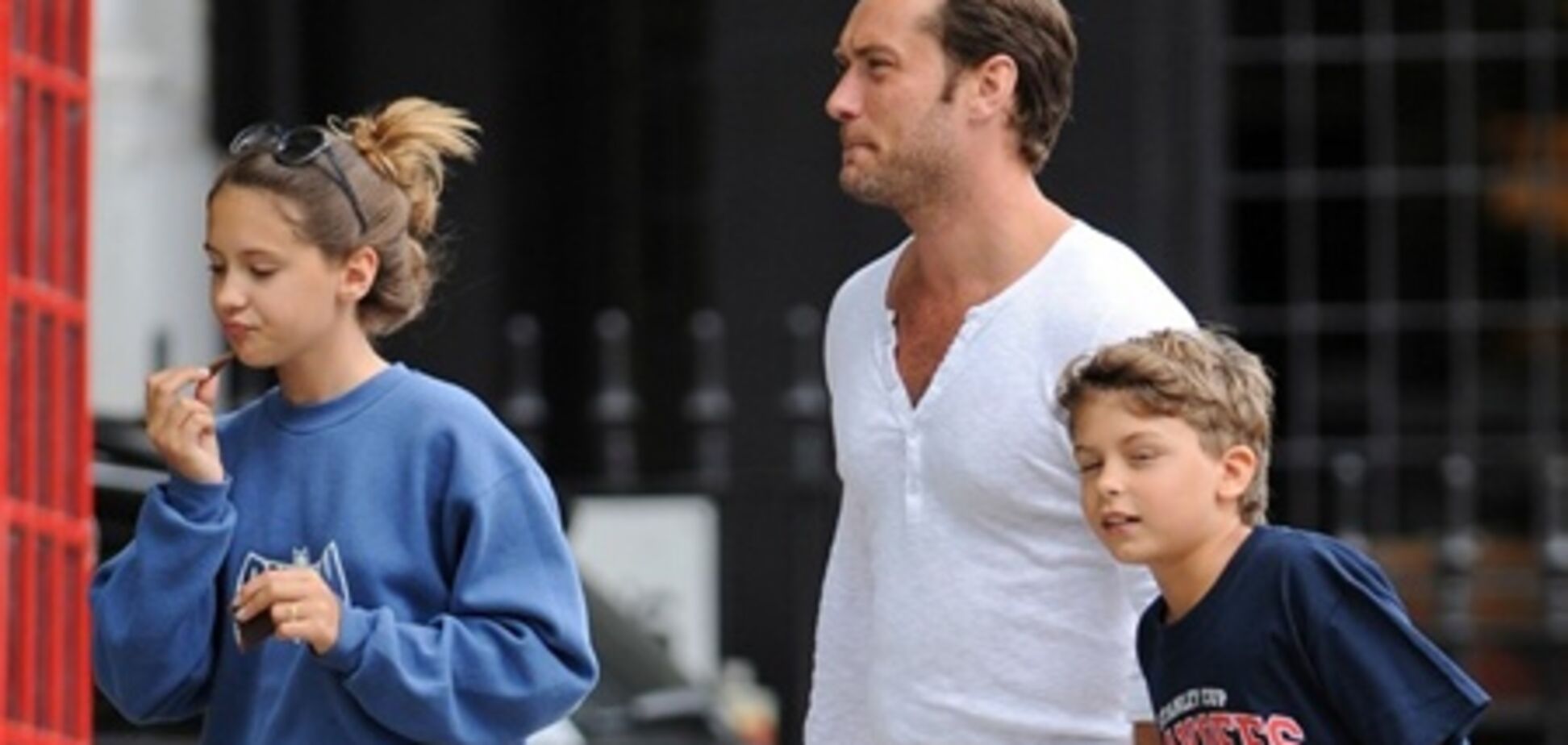 Джуд Лоу выбрался на шоппинг с детьми. Фото