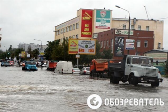 На киевских улицах из-за дождя начались пробки