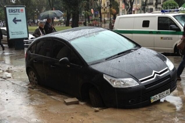 В центре Львова провалился автомобиль 