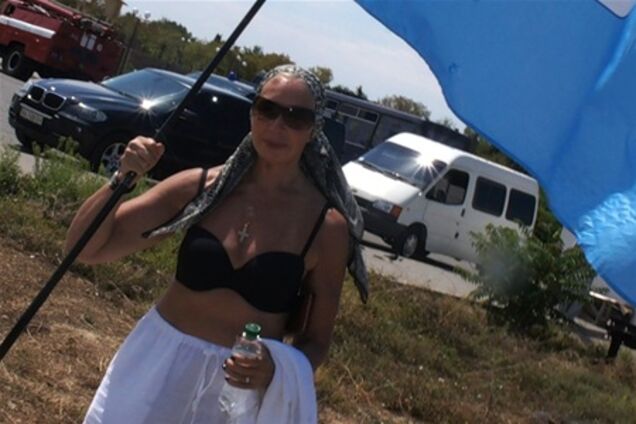 Васильева оголила грудь перед Януковичем. Фото