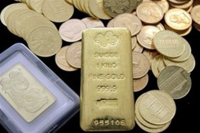 Эксперты: золото продолжает дешеветь