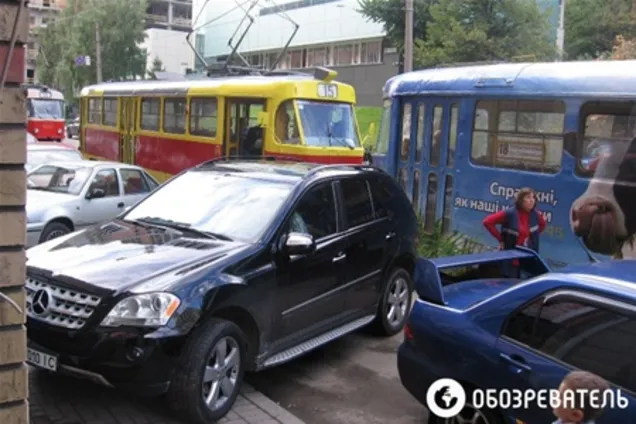 В центре Киева иномарка заблокировала движение трамваев, 15 августа 2012