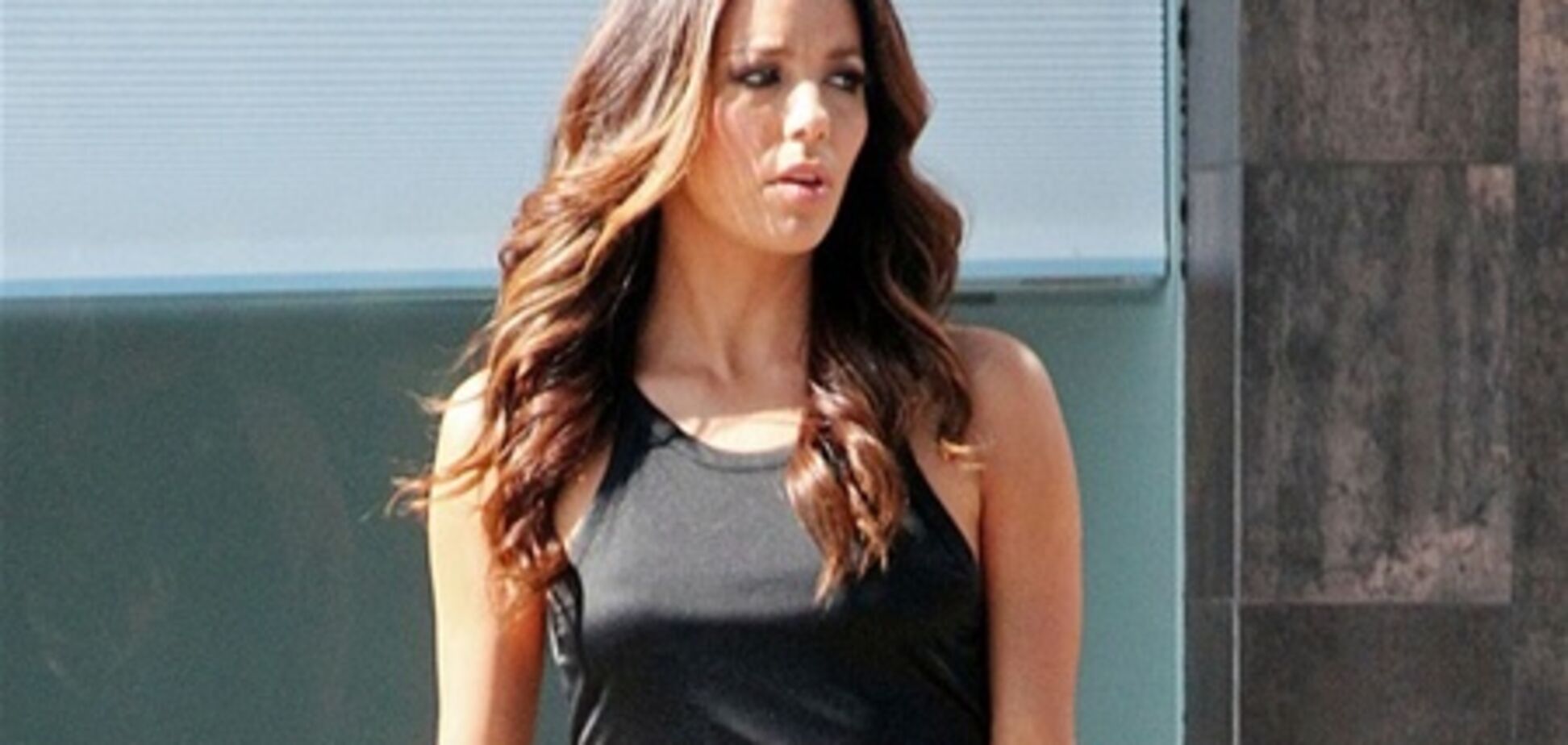 Лонгория взобралась на платформу. Фото