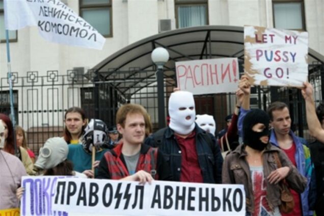 В Киеве из-за Pussy Riot пикетируют посольство РФ