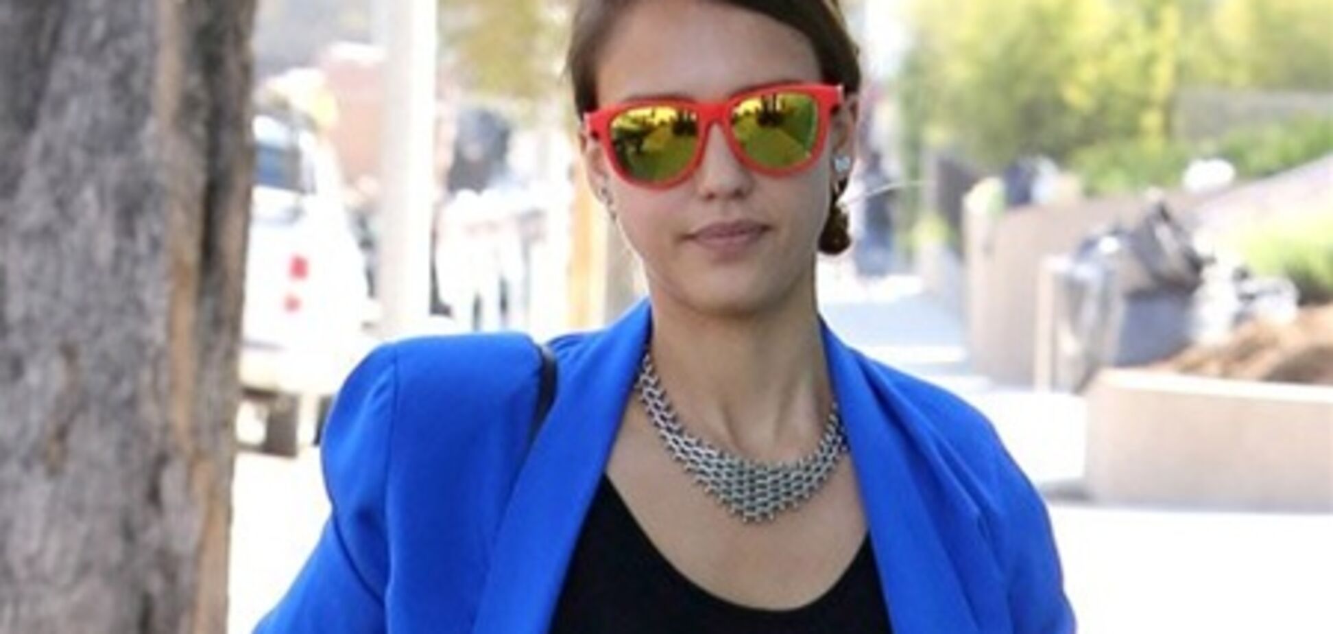 Джессика Альба заглянула в бизнес-центр. Фото