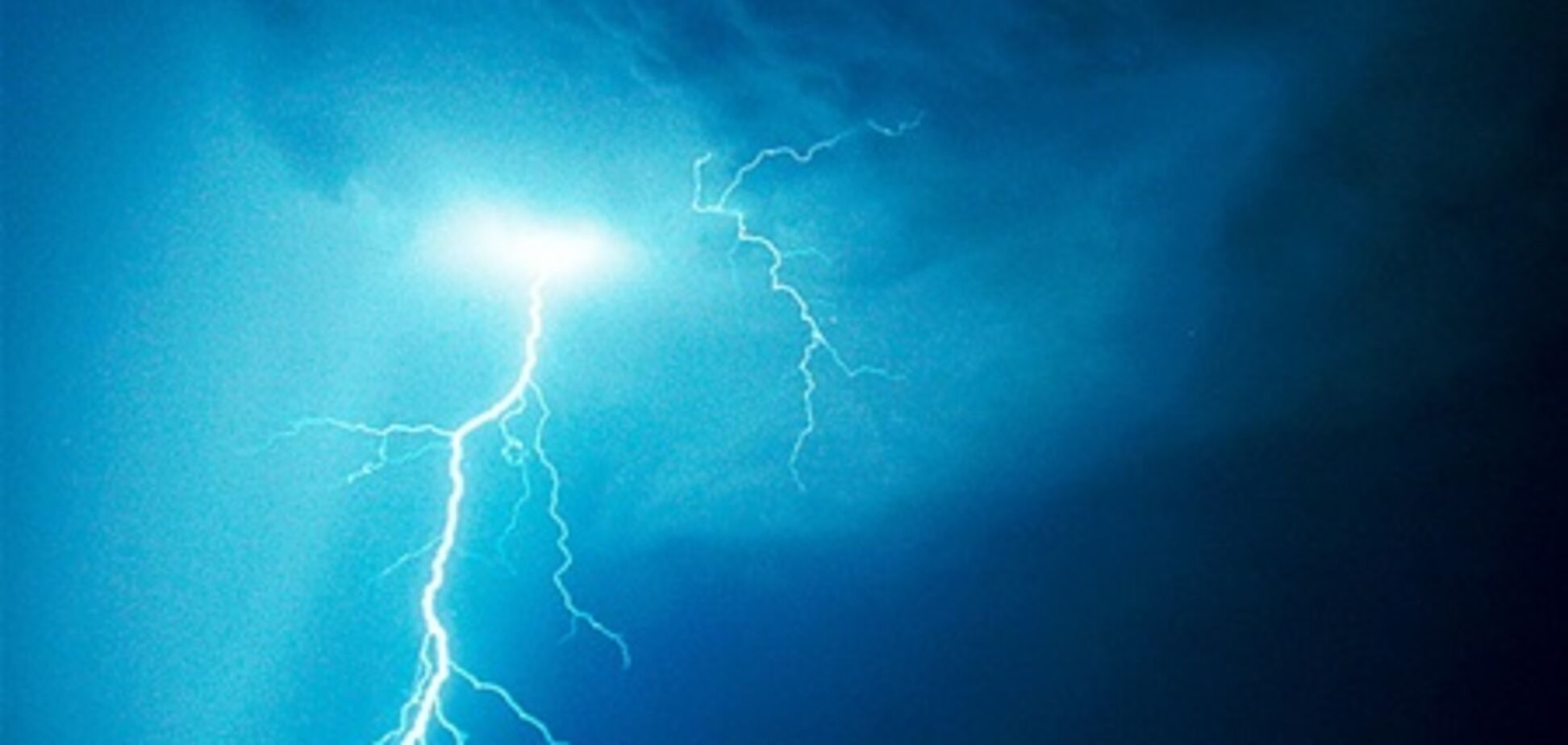 В Крыму молния ударила в автобусную остановку: есть жертвы