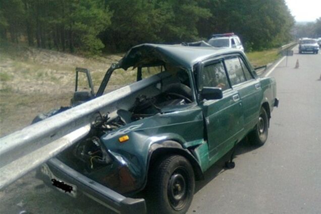 В Киеве машину насквозь прошило отбойником. Фото