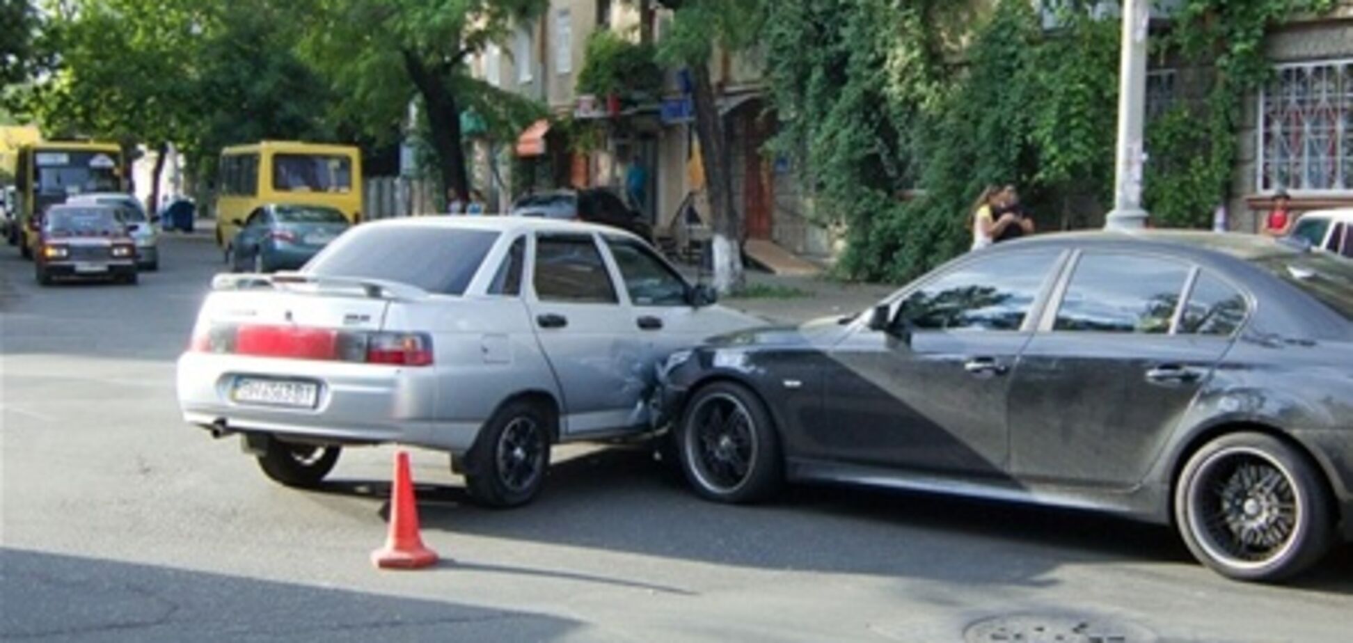 Владелец BMW кулаками отправил водителя ВАЗ в больницу