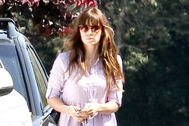 Джессика Бил решила навестить друзей. Фото