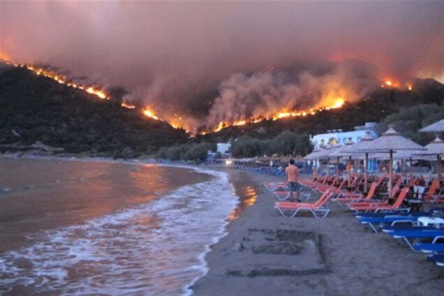 Греція у вогні: лісові пожежі підібралися до курортів