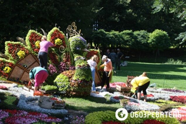 На Певческом поле делают из цветов сказочных героев