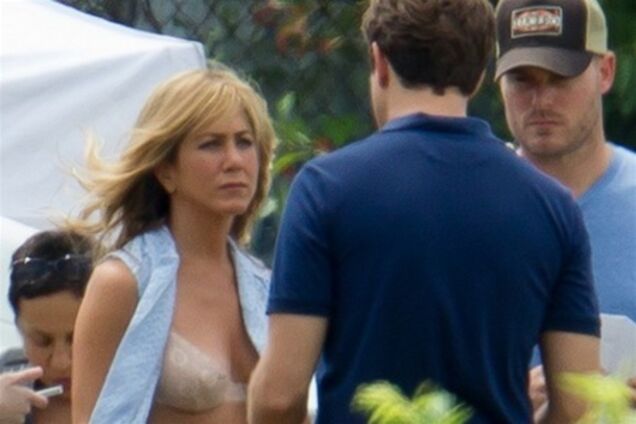 Дженнифер Энистон в лифчике на съемках фильма