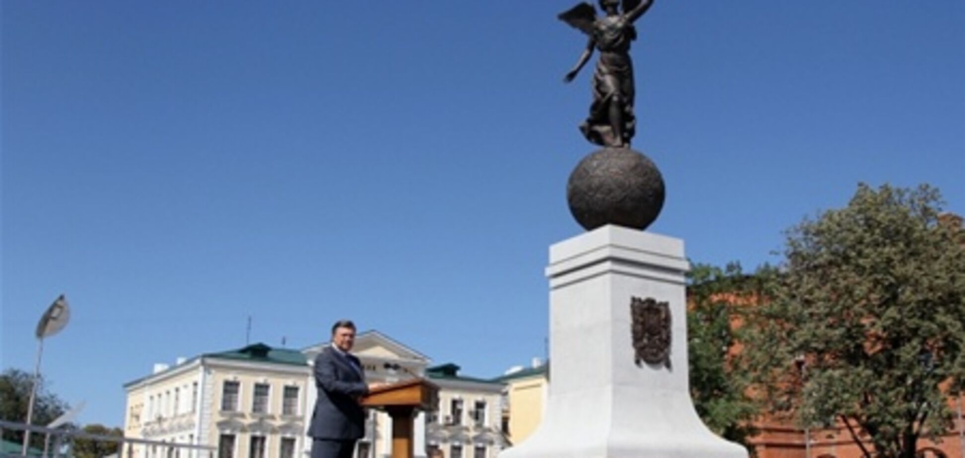 Янукович открыл монумент Независимости в Харькове