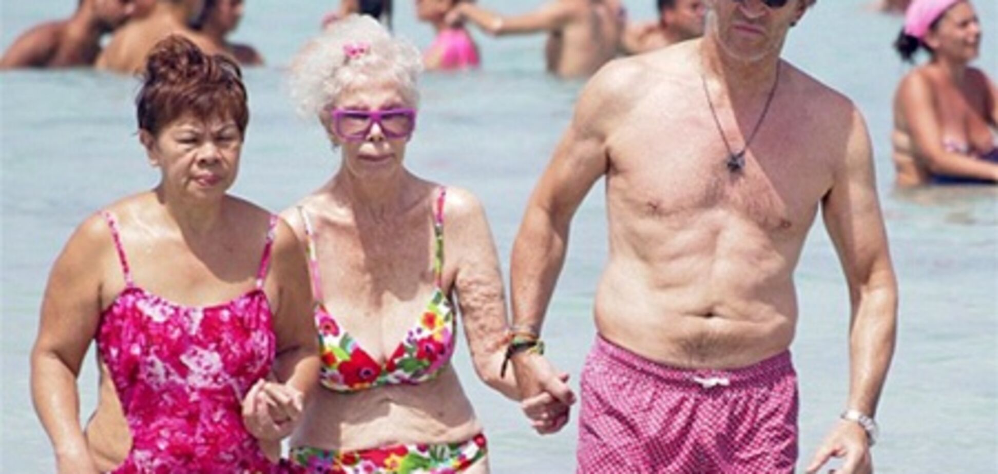 Іспанська герцогиня отожгла на пляжі. Фото