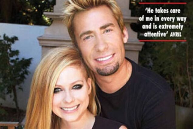 Лавин похвасталась обручальным кольцом. Фото