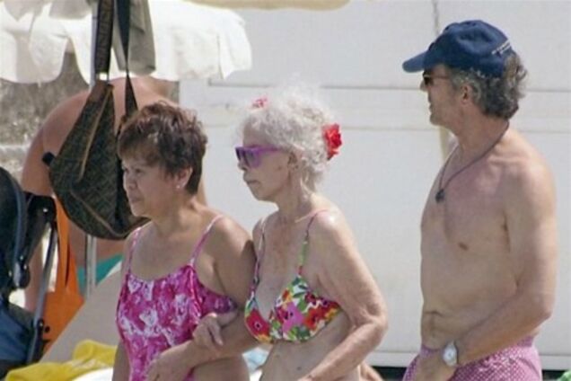 86-летняя герцогиня Альба носит бикини. Фото