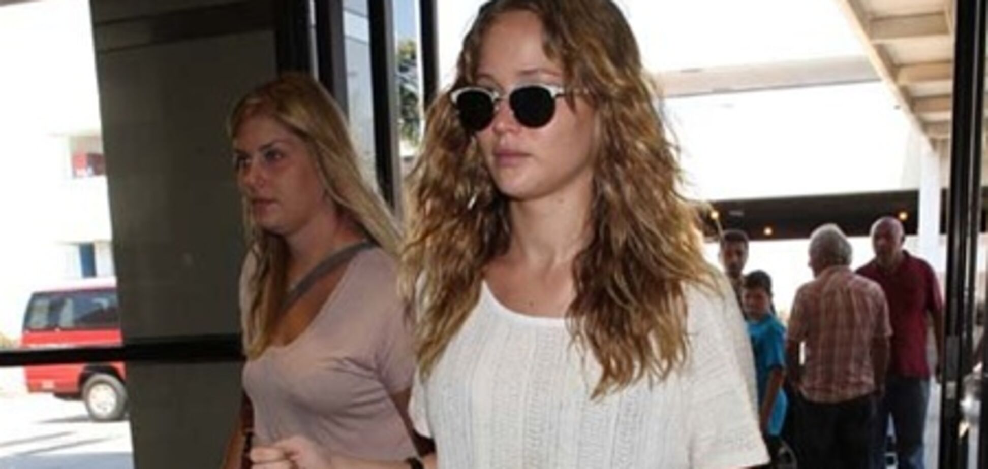 Дженнифер Лоуренс покидает Лос-Анджелес. Фото