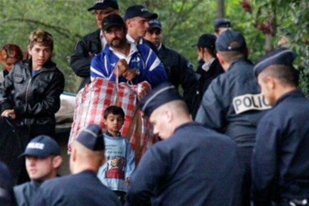 Франция смягчает политику в отношении мигрантов-цыган