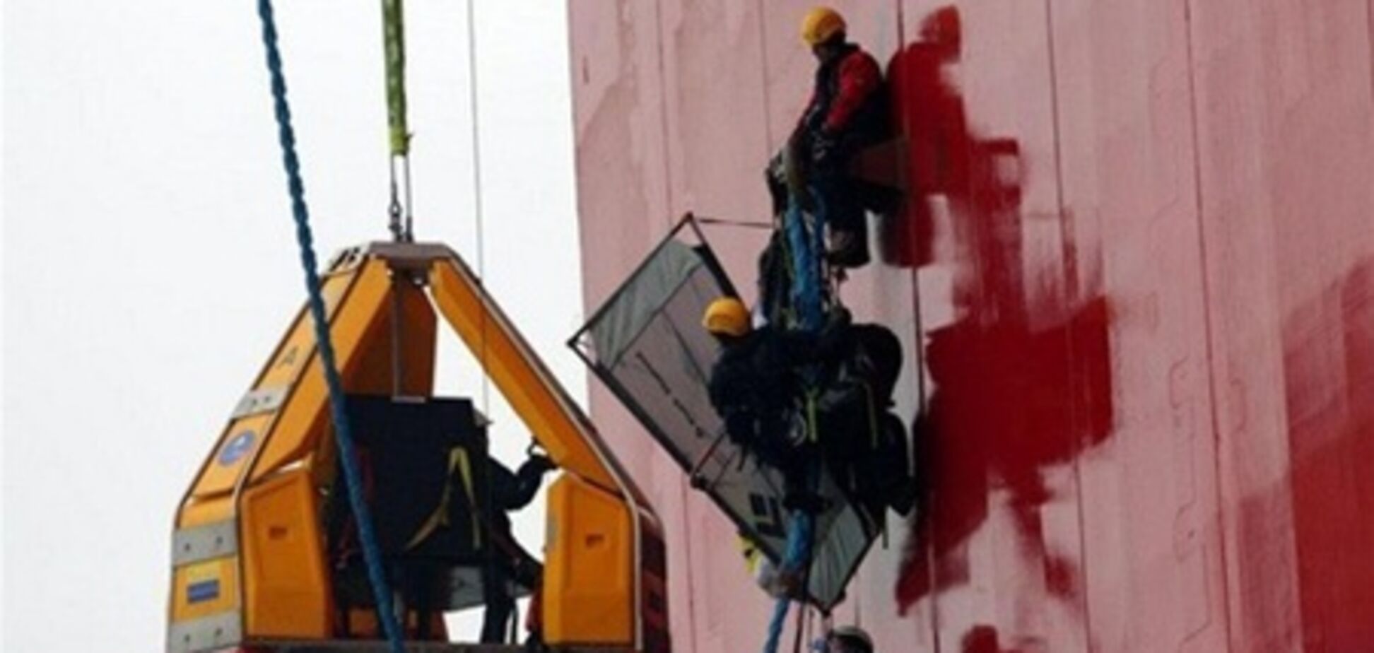 Гринпис захватили буровую Газпрома в Арктике: нефтяники поливают экологов водой. Фото