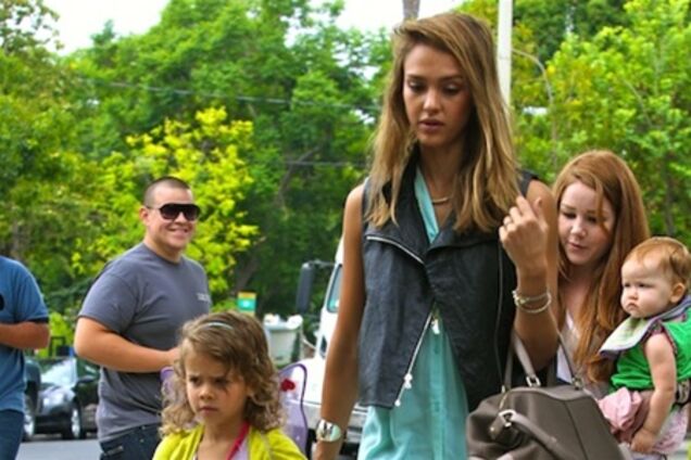 Джессика Альба осветляет волосы. Фото