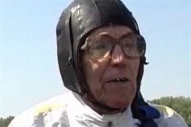 90-річний одноногий ветеран стрибнув з парашутом