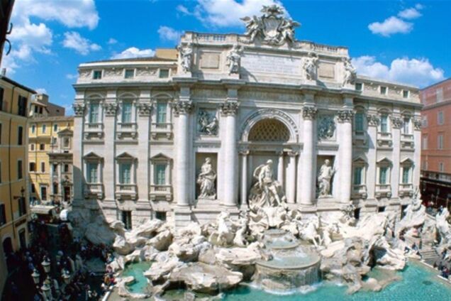 Римский фонтан Треви стоит без воды