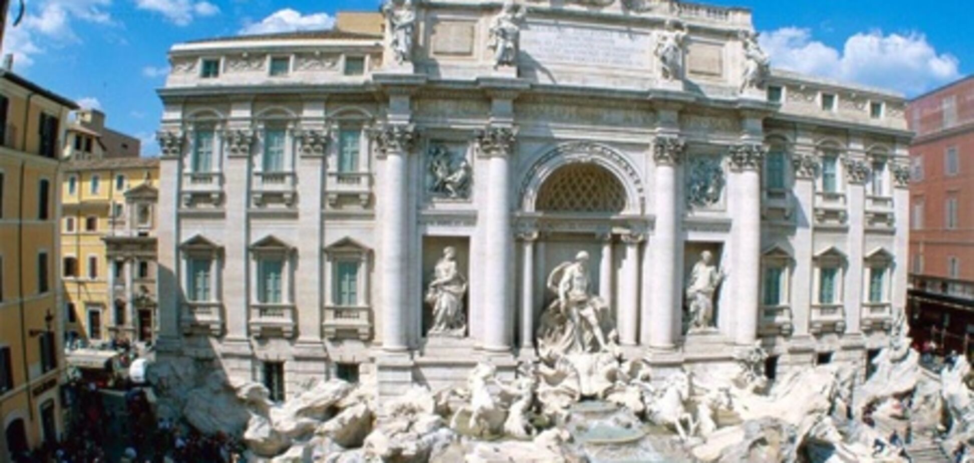 Римский фонтан Треви стоит без воды