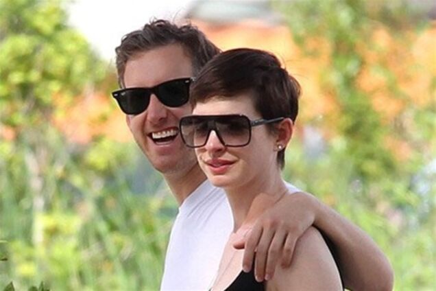 Хэтэуэй и Шульман гуляют с собакой. Фото