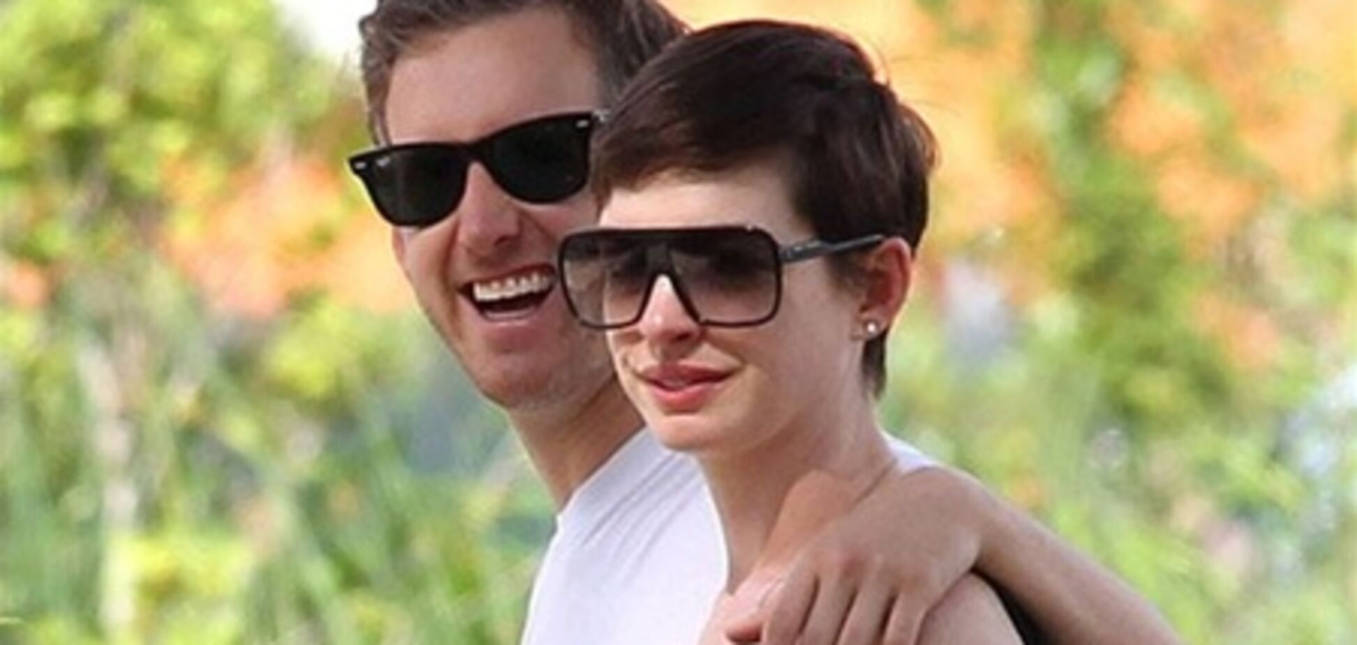 Хэтэуэй и Шульман гуляют с собакой. Фото