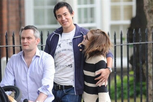 Счастливая Уотсон гуляет с бойфрендом. Фото