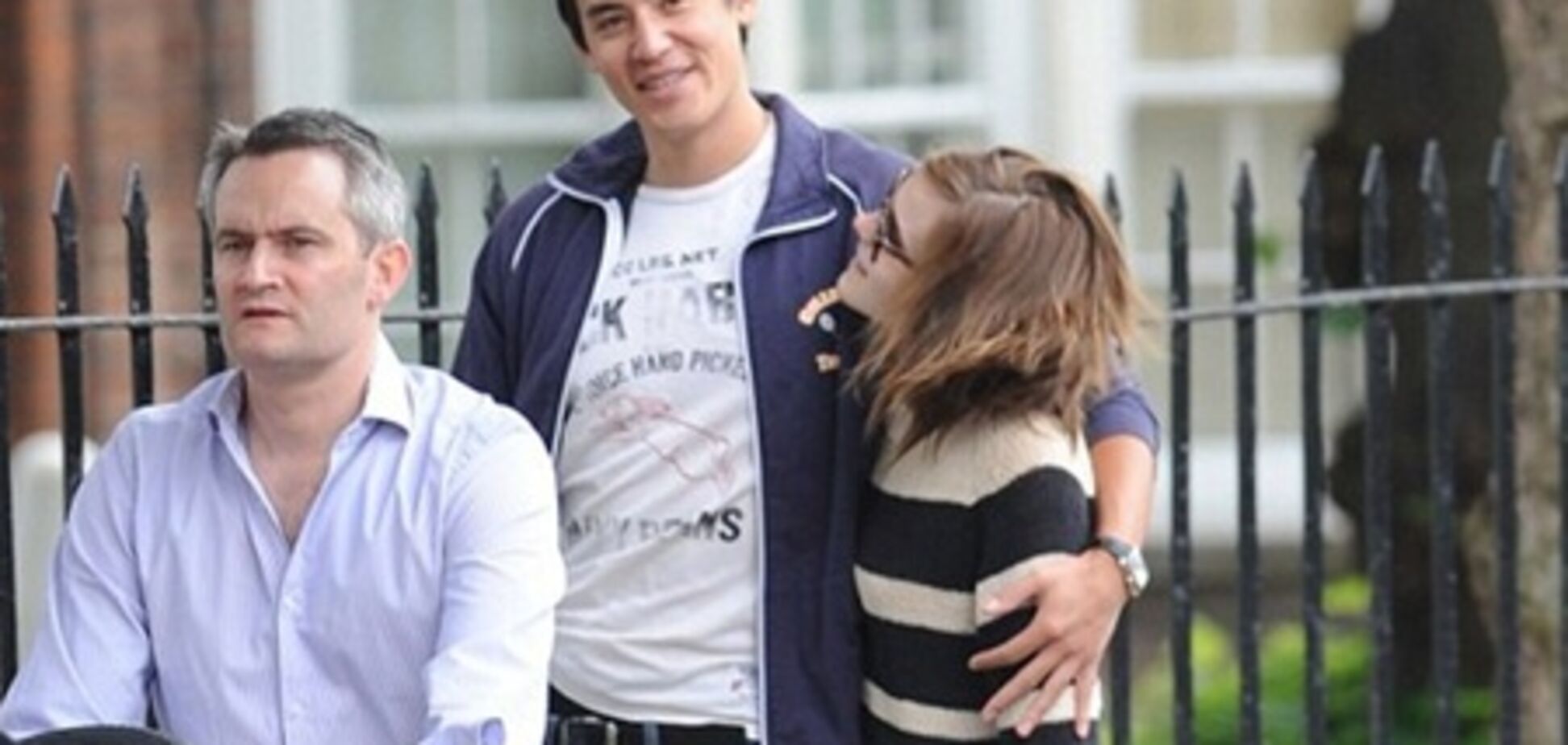 Счастливая Уотсон гуляет с бойфрендом. Фото