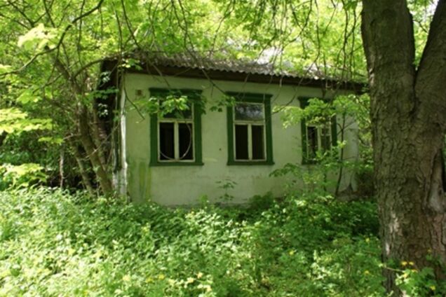 Покинуті хати в Чорнобилі масово захоплюють нелегали
