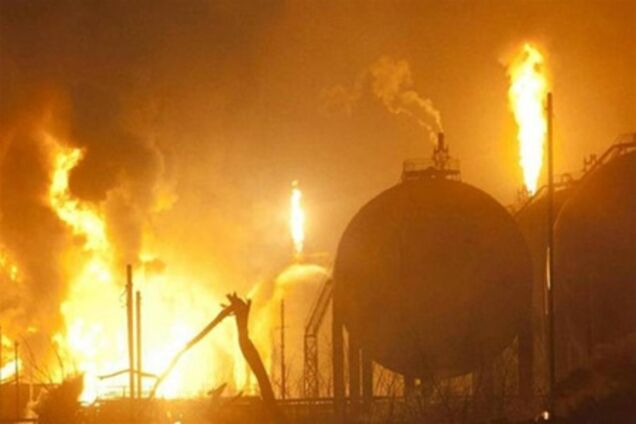 Пожар на НПЗ в Венесуэле охватил третий нефтяной резервуар 