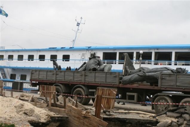 Памятник морякам навсегда убрали с Почтовой площади