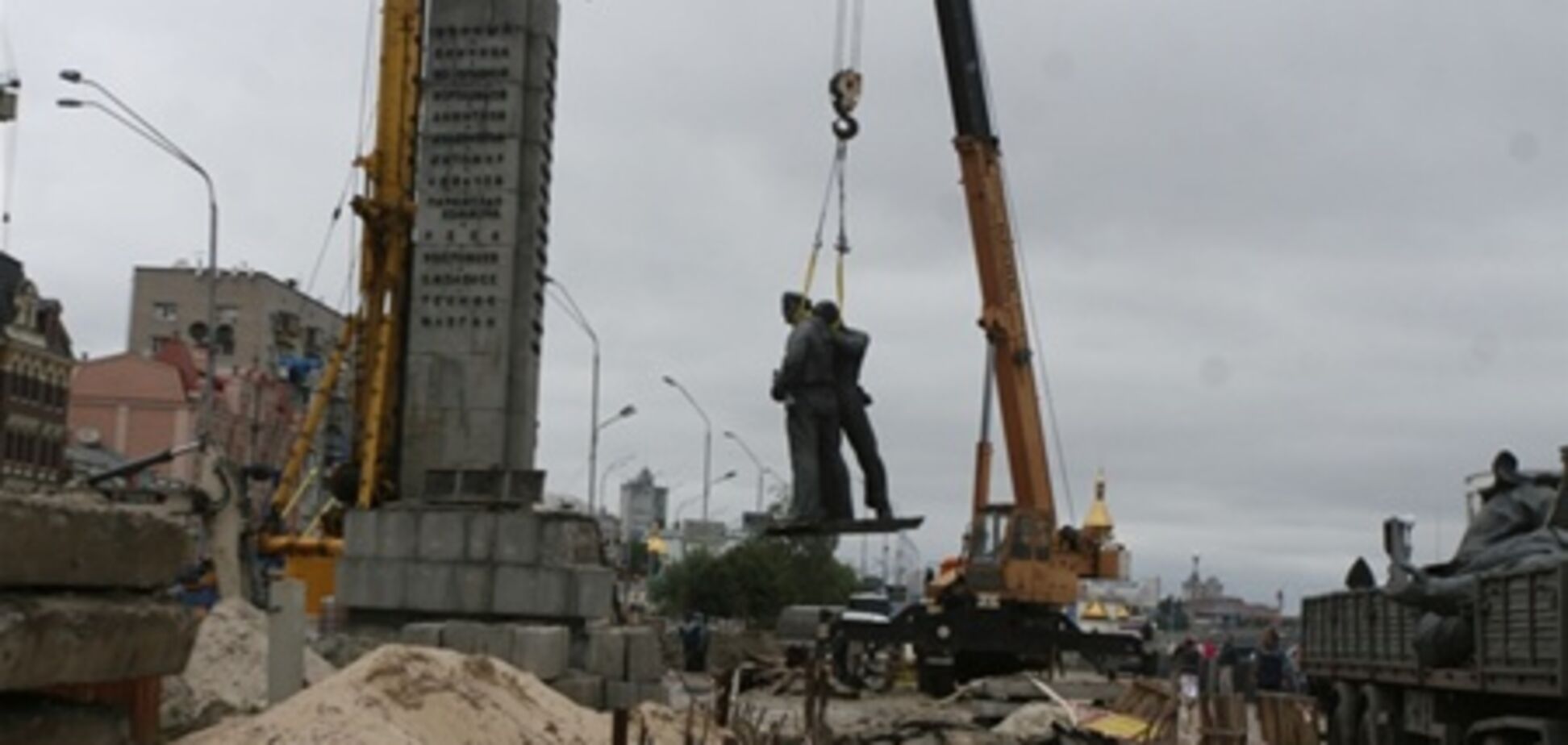 На киевской набережной демонтировали памятник морякам