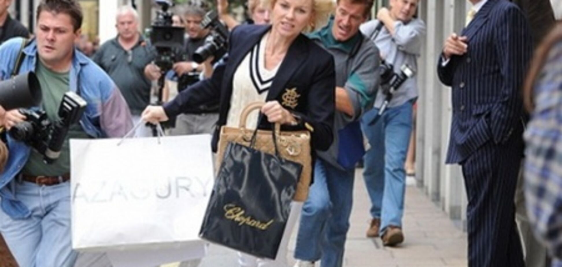 Принцесса Диана в лице Наоми Уоттс убегает от папарацци