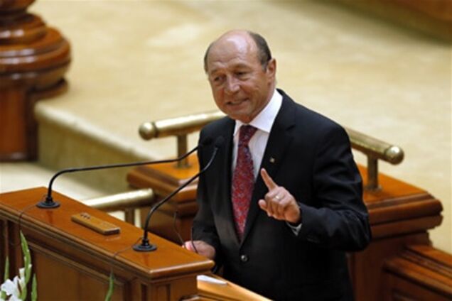 Бэсеску восстановлен в должности президента Румынии