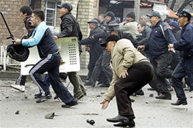 Посольство Беларусии в Киргизии забросали камнями