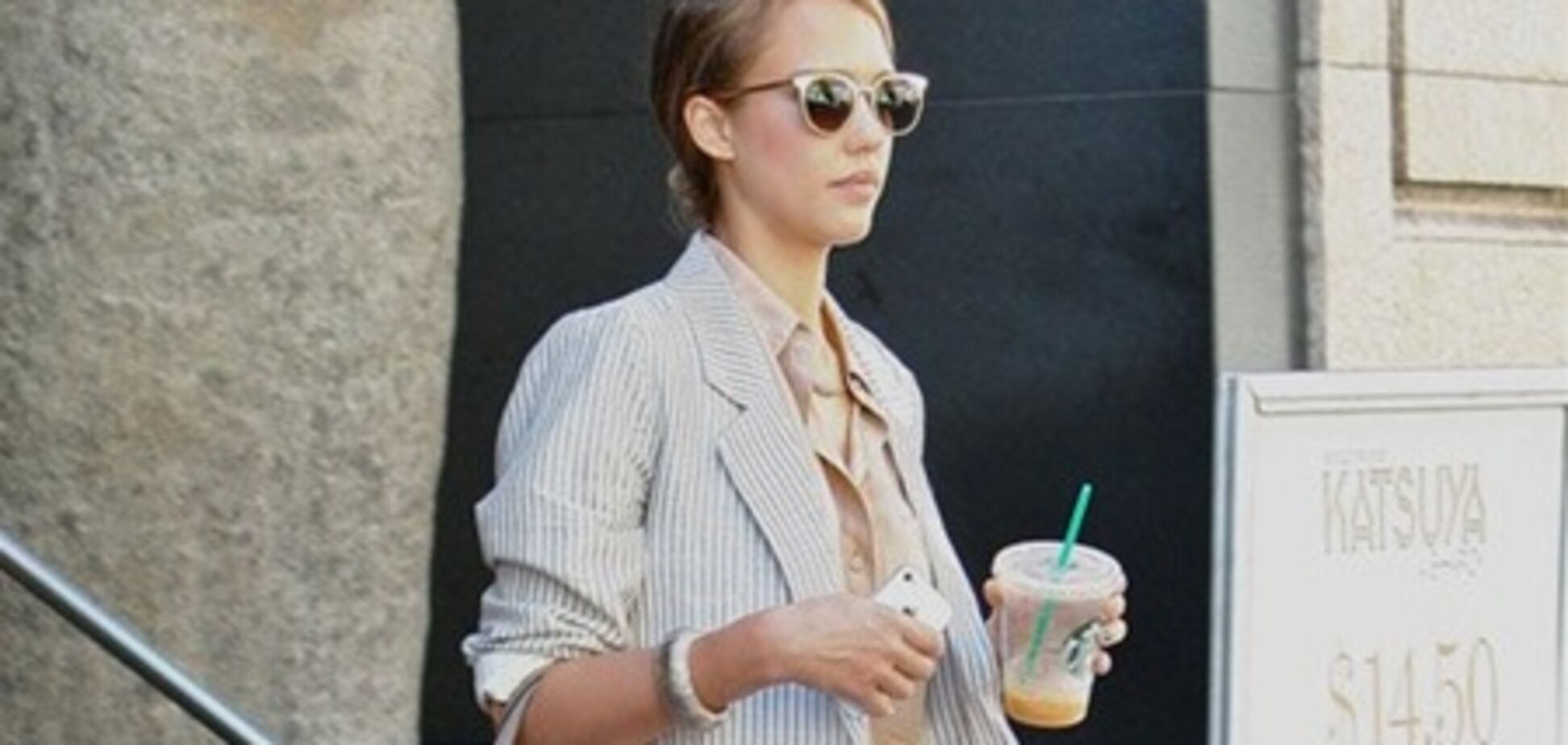 Альба экспериментирует со стилем. Фото