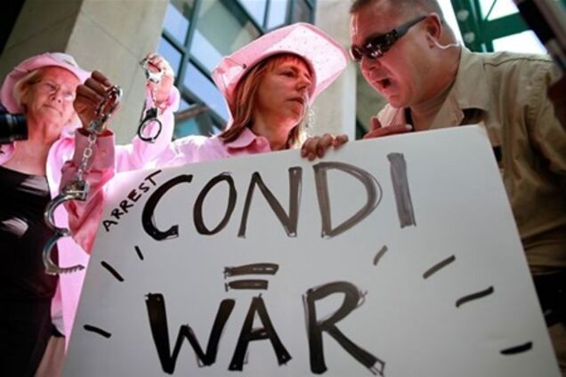 Во Флориде пытались заковать в наручники Кондолизу Райс