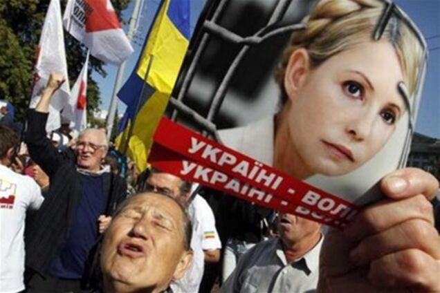 Под судом Тимошенко скандируют: 'Разом нас багато'