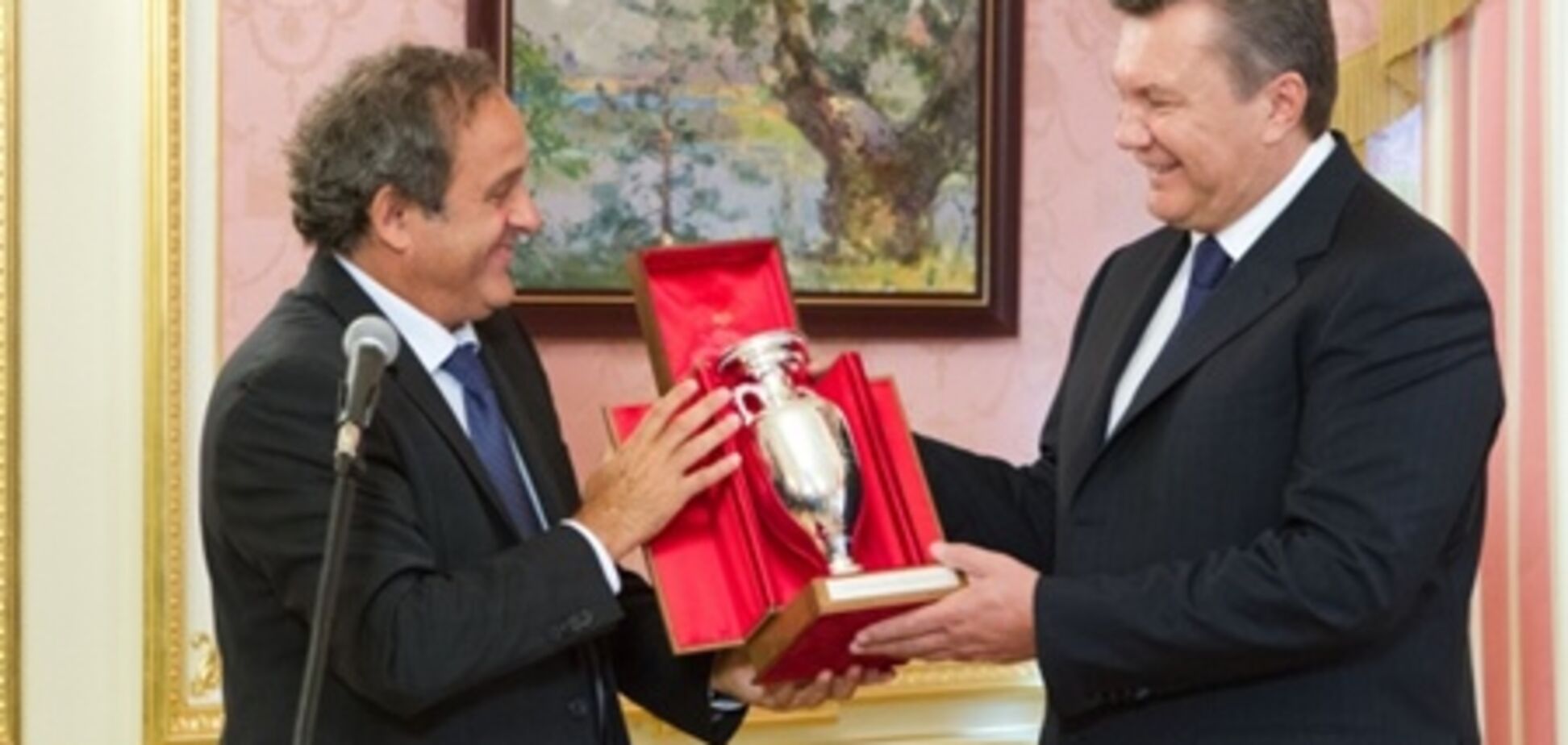 Президент отримав від УЄФА копію кубка Європи