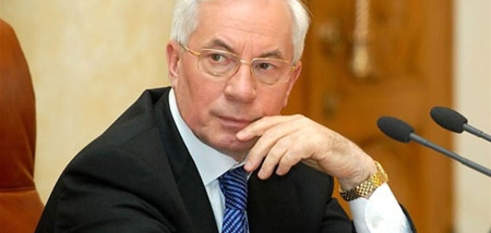 Азаров обещает разобраться с невыплатой зарплат