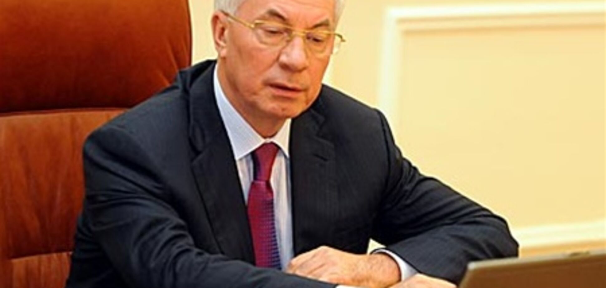 Азаров потребовал расследовать разворовывание госимущества предприятий